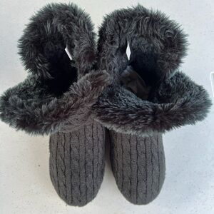Vionic women’s black Cozy Gray Faux Fur Slippers bootie size 8